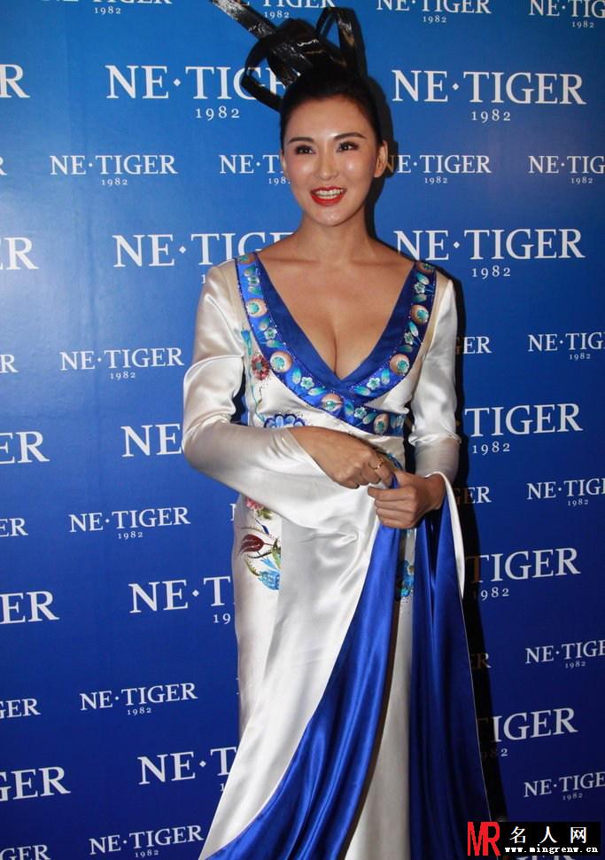 莫小棋性感深V秀半球 与变4女郎拼丰乳(1)