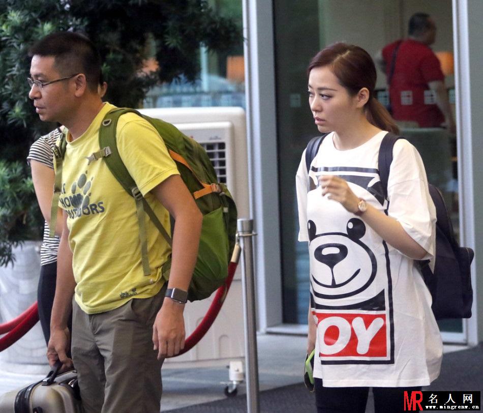 张靓颖一身运动装现身 冯轲变助理跟随(1)