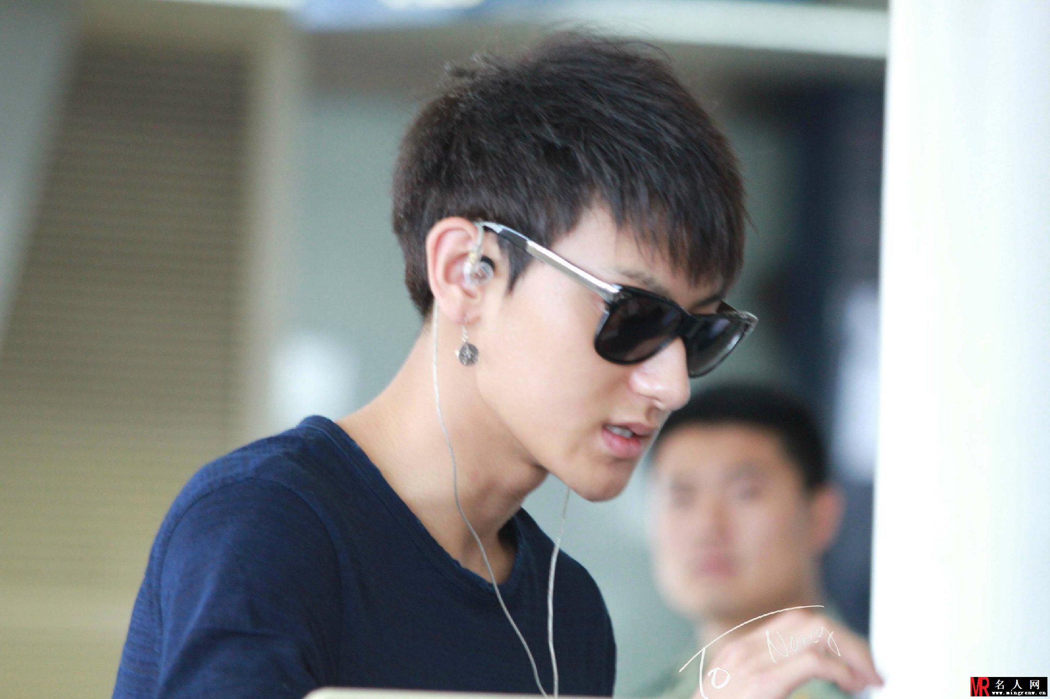 2014年8月EXO西安飞韩国机场时尚帅气写真黄子韬图片写真(1)