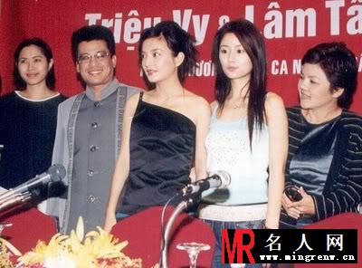 林心如赵薇出席越南演出活动大受欢迎 组图(1)