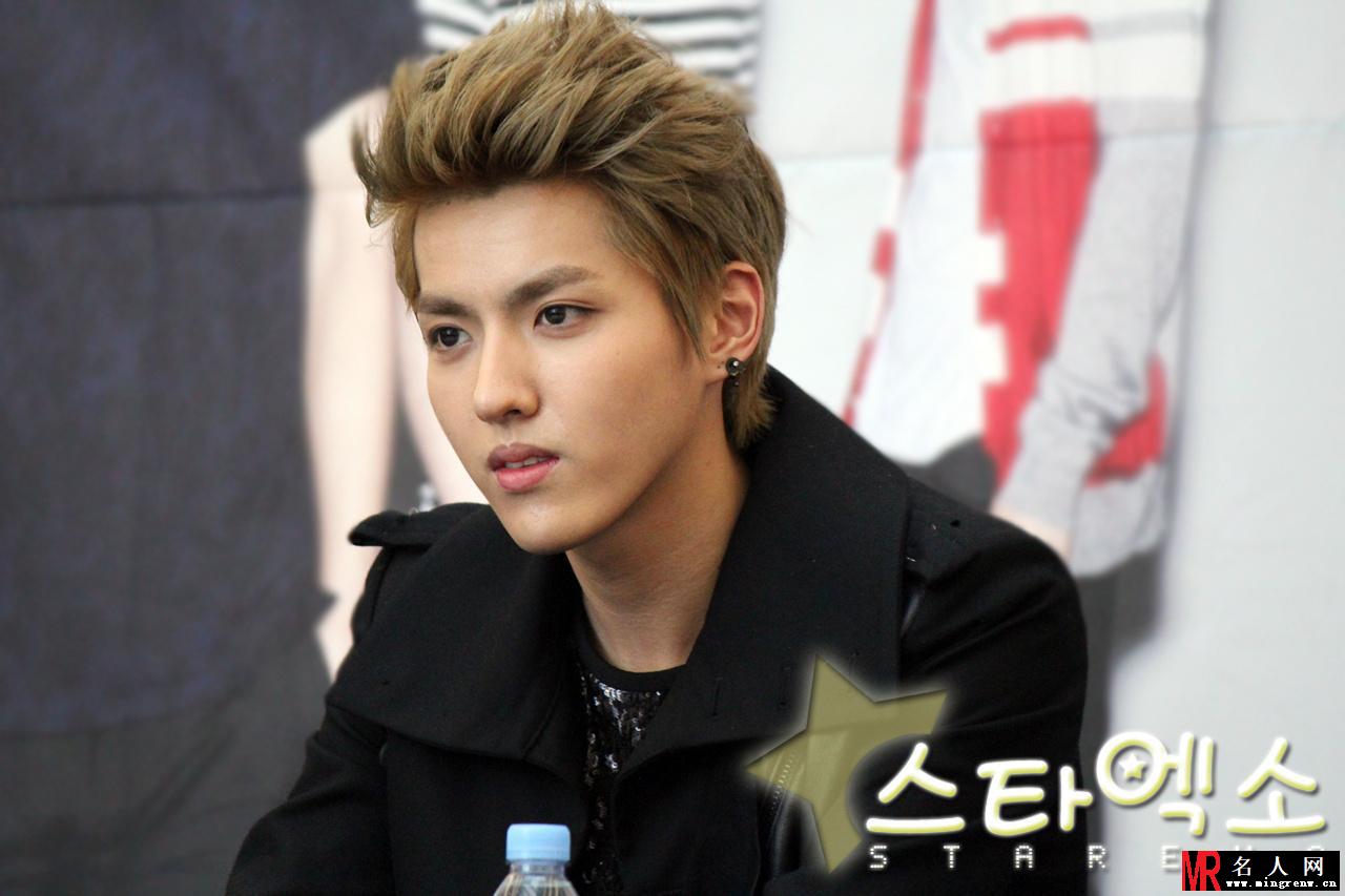 2012年EXO韩国永登浦签售吴亦凡图片 黑色系服装衬托高品质颜值(1)