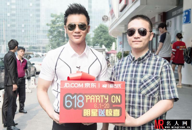 2015年京东明星送惊喜 李晨黑超遮面(1)