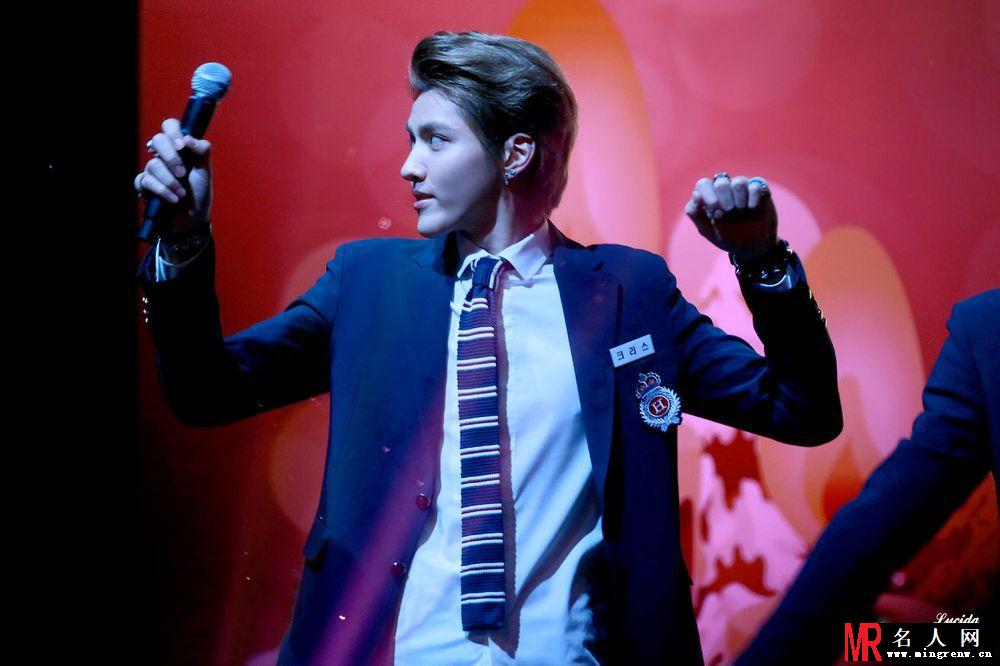 吴亦凡2013年亮相SKT日山公演与EXO众成员引爆全场激情(1)