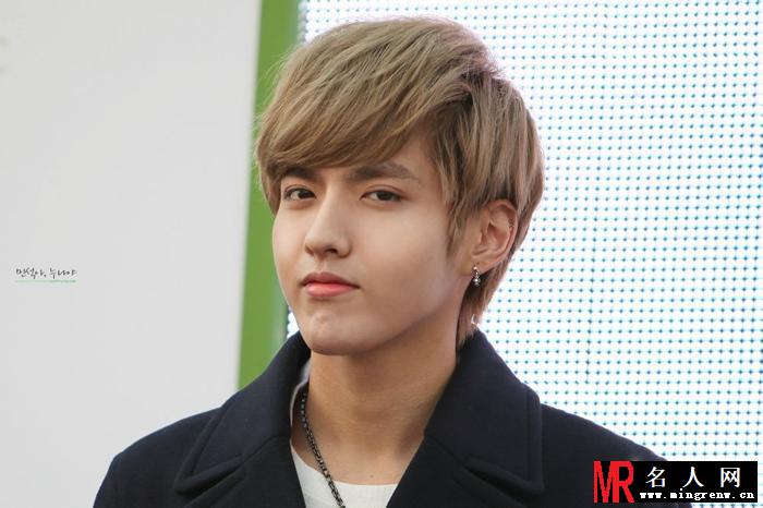 吴亦凡2013年自然乐园签售会 颜神精致美颜引粉丝欢呼(1)