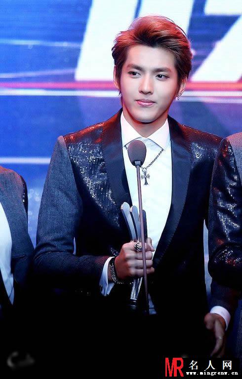 吴亦凡2013年百度沸点获奖 手持奖杯帅气发表获奖感言(1)