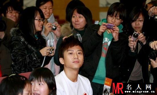 阳光女孩基金启动 邓超出任代言人(1)