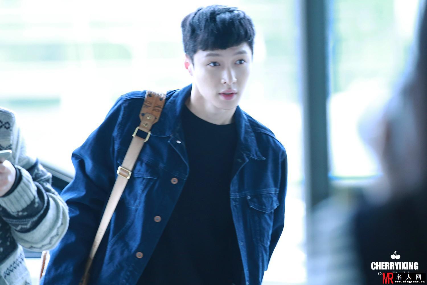 EXO张艺兴2015年4月现身机场黄色双肩包抢眼(1)