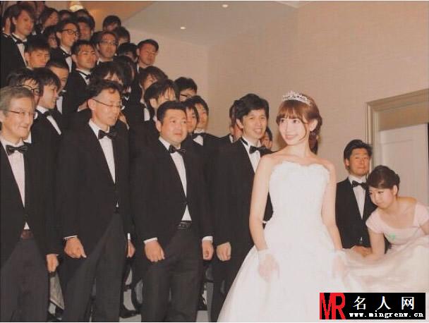 AKB48小嶋阳菜披婚纱热心有爱 举办婚礼庆祝写真大卖(1)