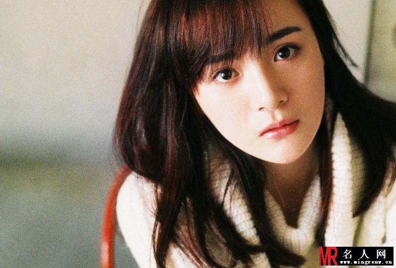 李依纯清纯素颜写真 获封最美校花(1)