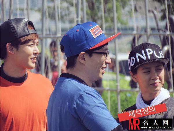 《RunningMan》最新饭拍图 宋智孝尼坤情侣帽现身(1)