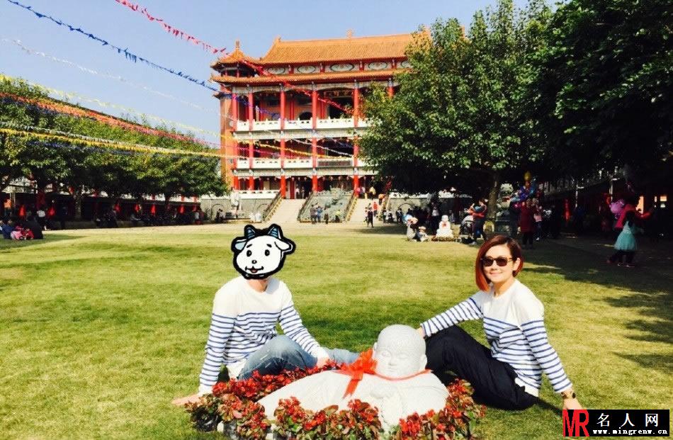 看明星怎么过春节 李小璐全家红装拜年(1)