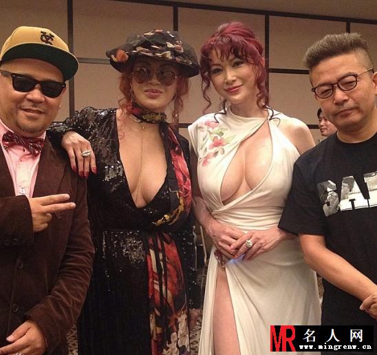 G奶姐妹花挺乳进军演艺圈(1)