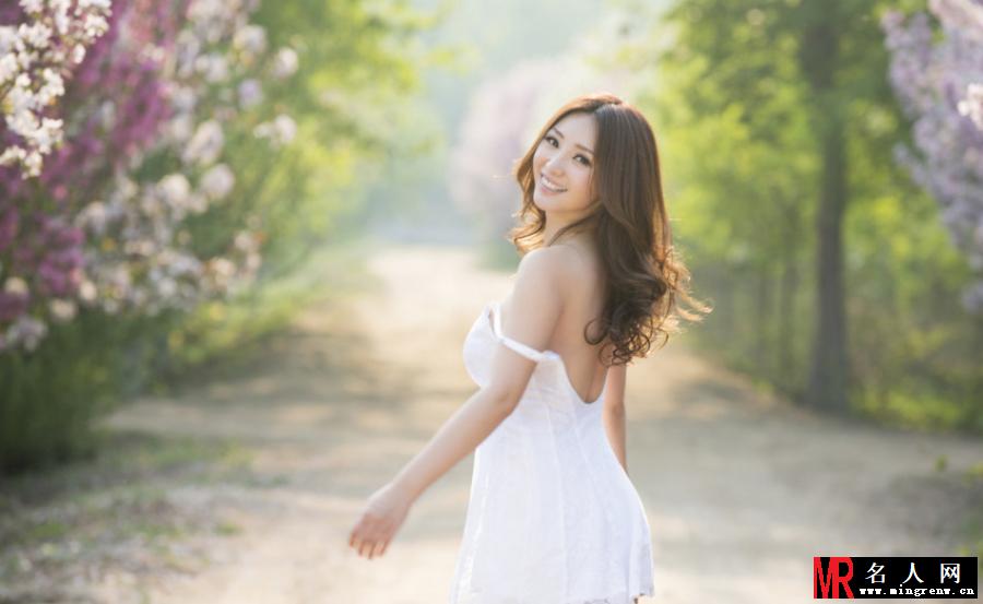 柳岩脱衣秀身姿 性感美背极致诱惑(1)