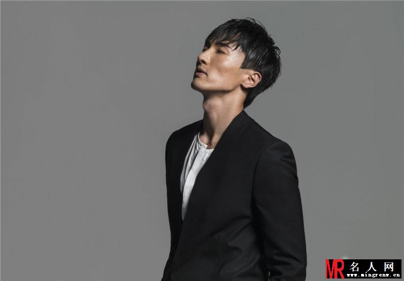 王传君黑白写真曝光 眼神清澈醉人(1)