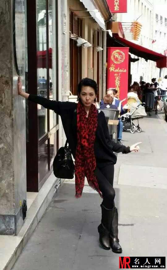 小S巴黎街头上演辣妈自拍 性感Pose六连拍(1)