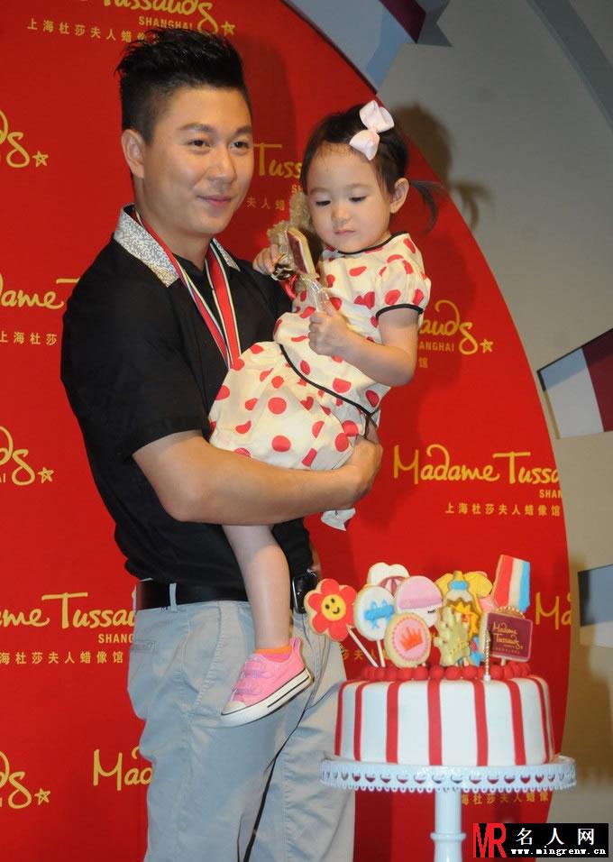 李小鹏携奥莉庆生 甜蜜亲亲尽显浓浓父爱(1)