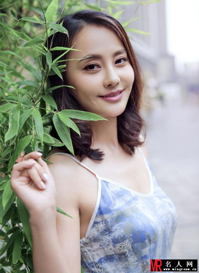 马雅舒美艳街拍曝光 妆容精致笑容甜美(1)