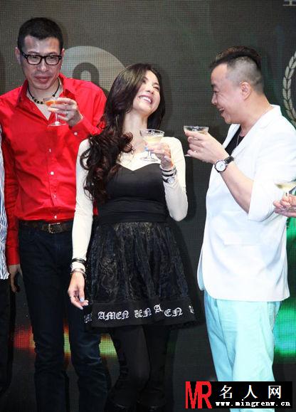 张柏芝上海开酒吧 与男嘉宾碰杯风情万种(1)