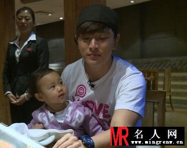 李小璐素颜外出用餐 一家三口尽显甜蜜(1)