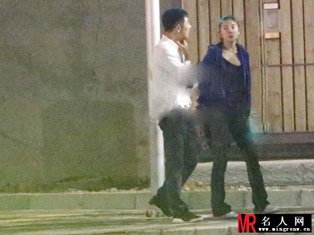 张雨绮新恋情曝光 与神秘男牵手压马路(1)