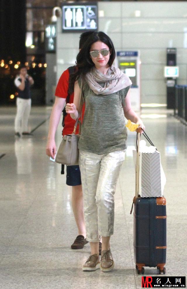 刘亦菲与妈妈出行红唇墨镜气场强(1)