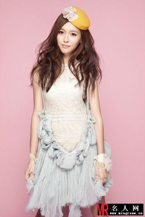 唐嫣2013年单曲《糖心》写真 白色连衣裙大秀窈窕身材(1)