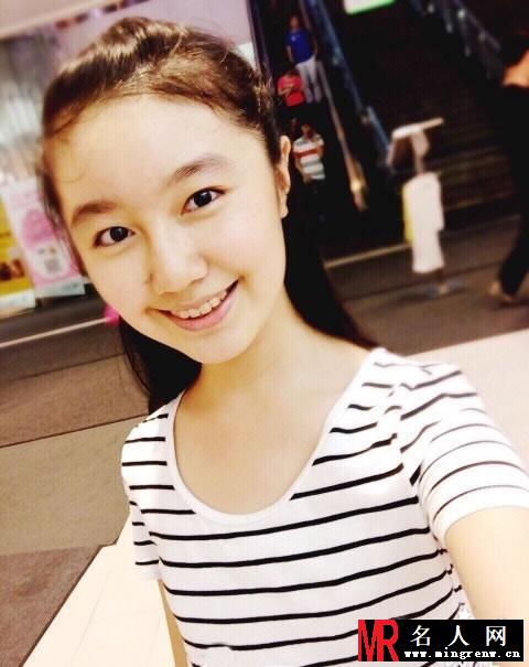 点读机女孩高君雨最新生活照 已亭亭玉立美丽动人(1)