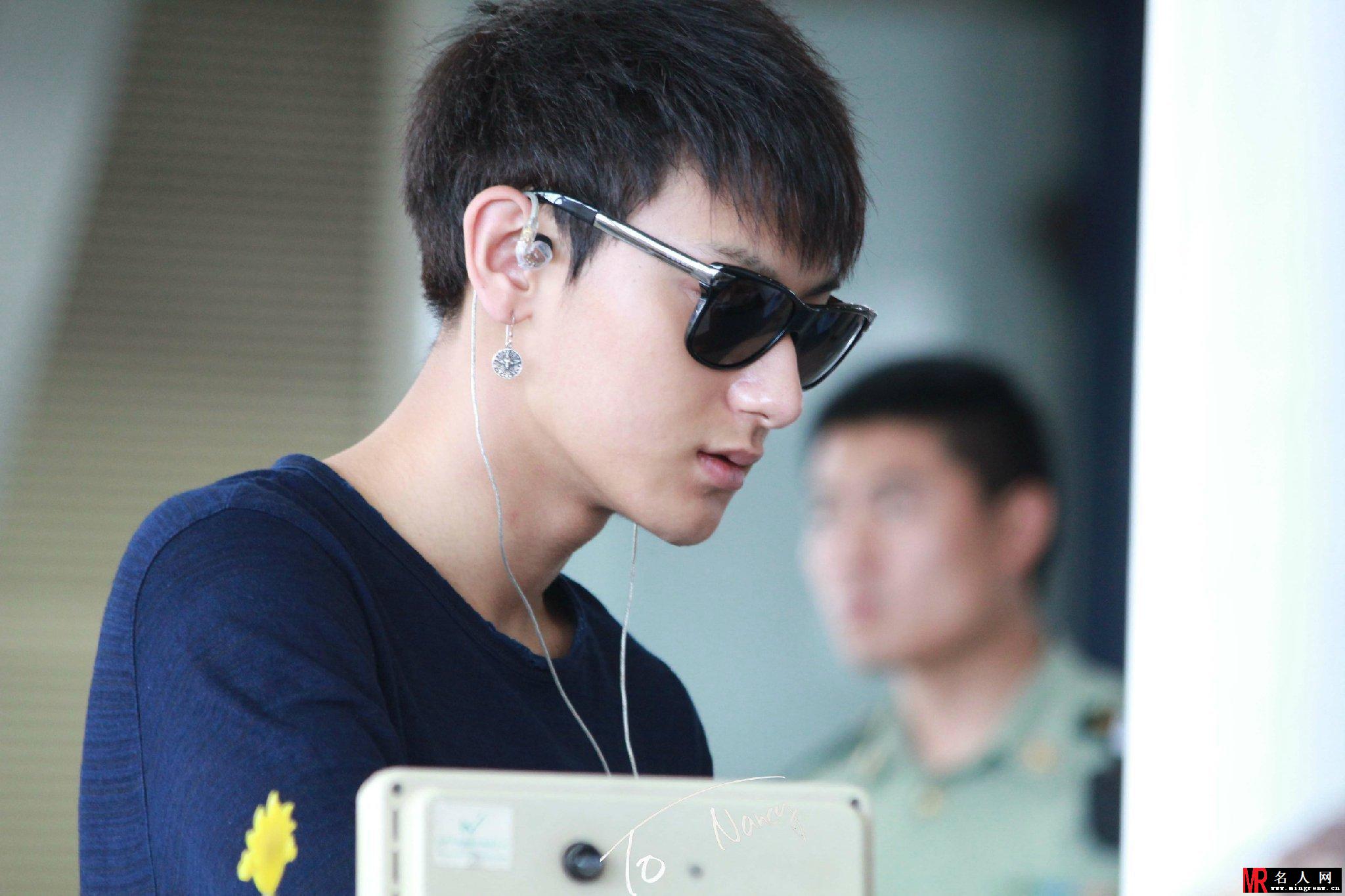 2014年8月EXO西安飞韩国机场时尚帅气写真黄子韬图片写真(1)
