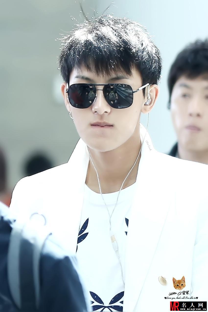 2014年8月EXO仁川飞天津机场时尚写真帅气无敌黄子韬图片写真(1)