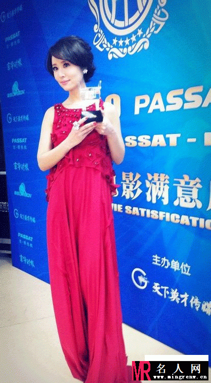 林心如红裙亮相艳压群芳 获华鼎奖最佳女配角(1)