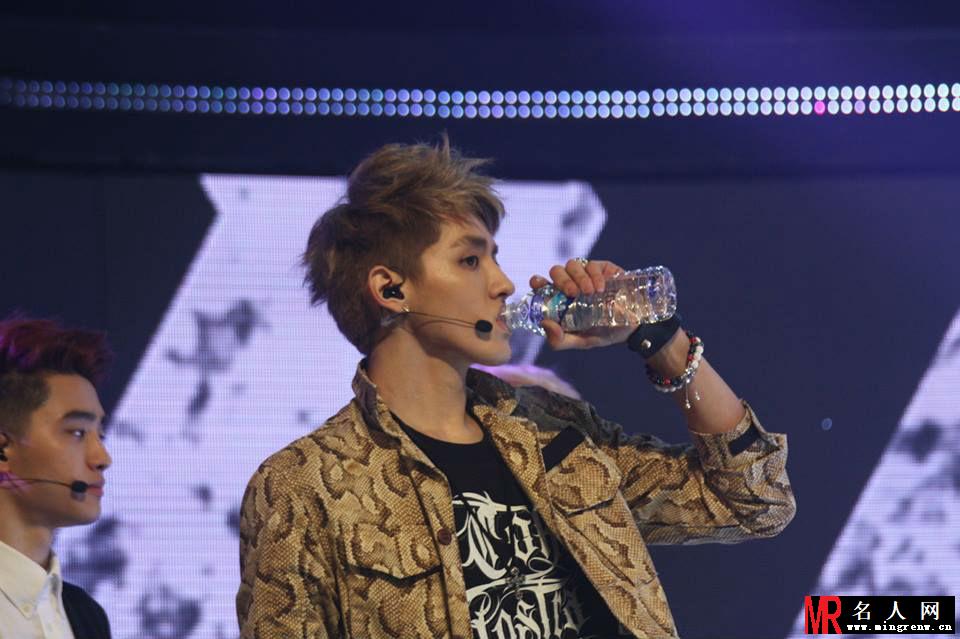 2013年韩国首尔EXO亮相RCY庆祝公演 吴亦凡帅气登台(1)