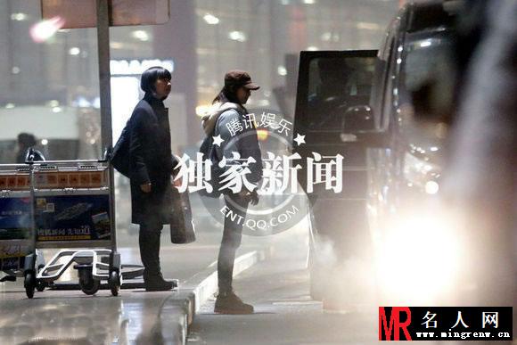 倪妮机场被偷拍大汇总 心情高兴对着偷拍镜头卖萌(1)