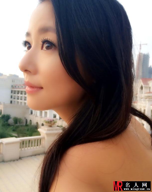 林心如现身沈阳六桂福开业庆典 活动之前阳台悠闲看风景(1)