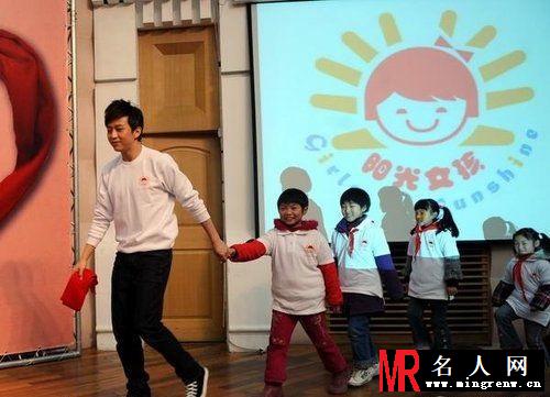 阳光女孩基金启动 邓超出任代言人(1)