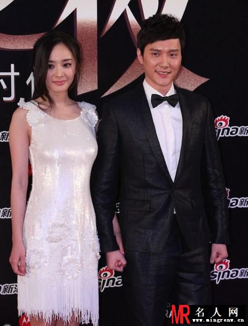 杨幂冯绍峰出席2011新浪微博之夜红毯秀组图(1)