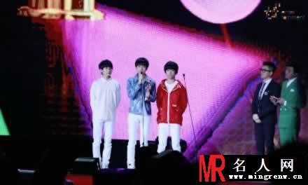 TFBOYS获得奖项 倾情演唱并与王力宏合照(1)