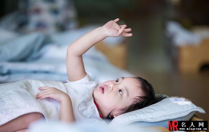甜馨幼儿园未曝光剧照 豪饮牛奶霸气侧漏(1)