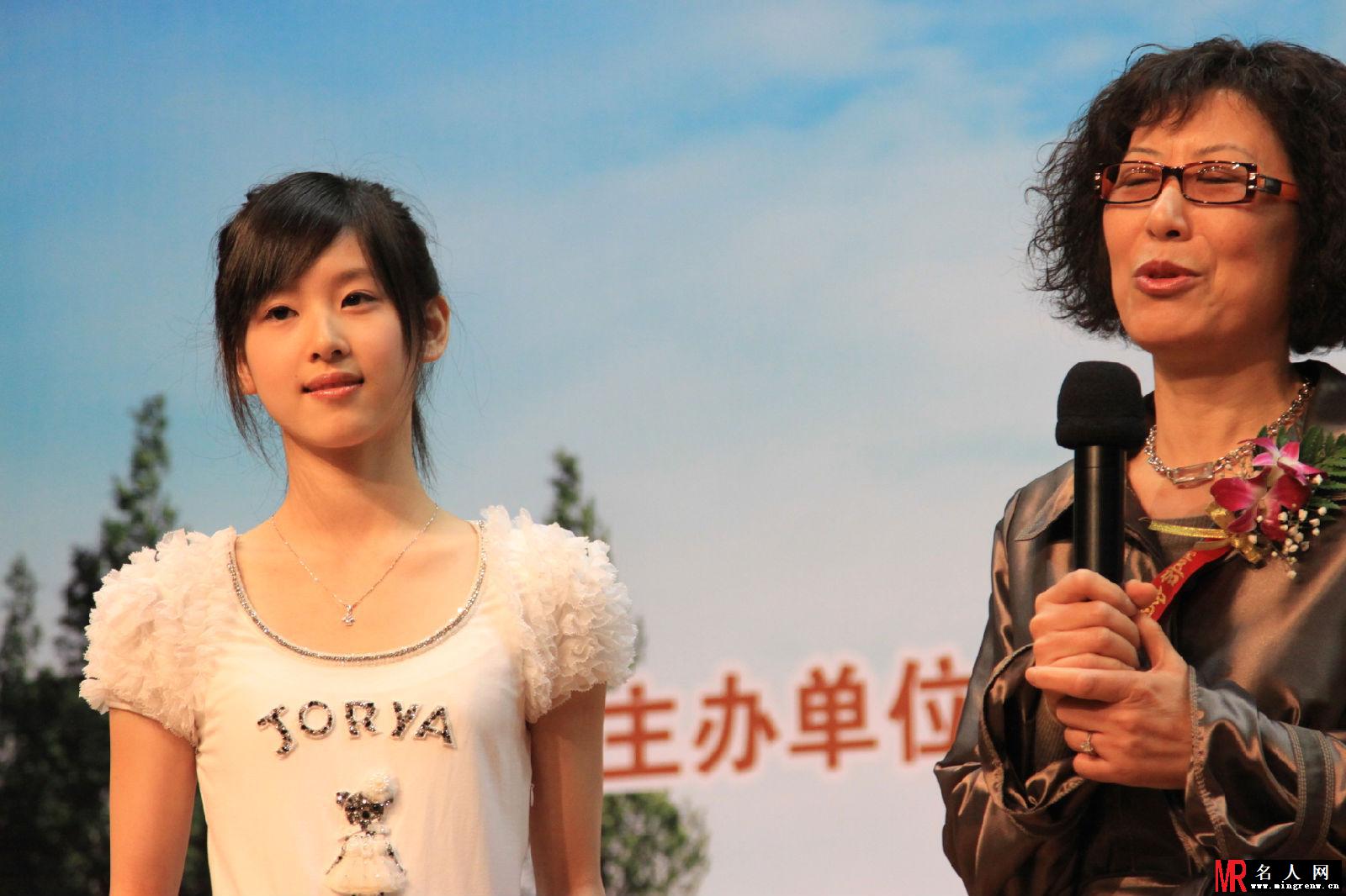 奶茶妹妹章泽天昔日担任南大作文比赛主持照曝出(1)