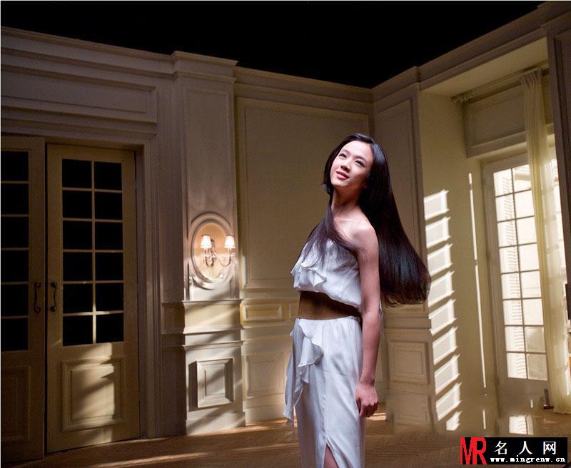 汤唯长发飘飘长裙性感写真(1)