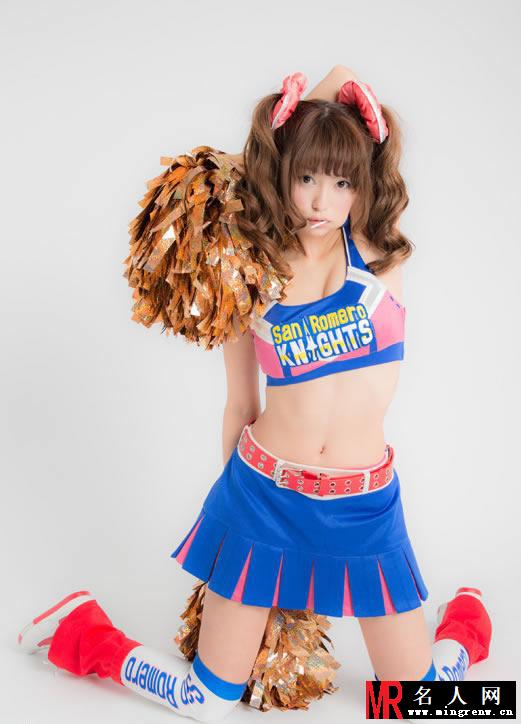 双马尾小出友华爆乳写真 童颜巨乳展露蛮腰(1)