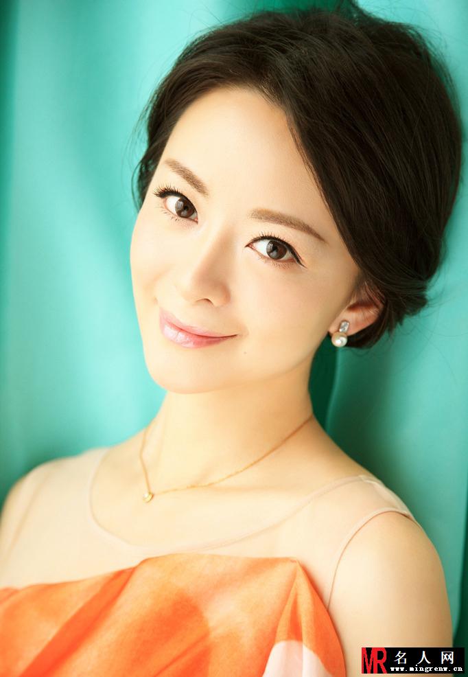 许榕真全新写真曝光 橘色礼裙婀娜有致(1)