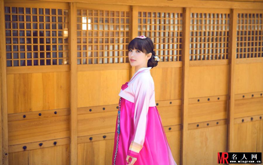 金莎韩服写真 嘟嘴卖萌讨喜(1)