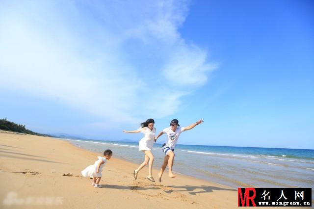 贾乃亮李小璐甜蜜拥吻 女儿小甜心看傻眼(1)