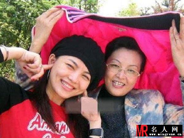 明星母女照大盘点 李小璐貌不如母亲(1)