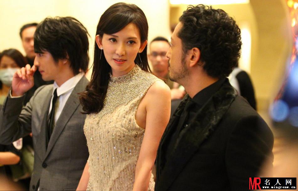 林志玲露背装性感优雅亮相 获两位男明星保驾护航(1)