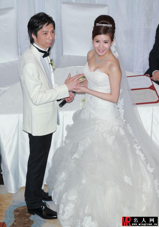 张美妮婚礼现场照曝光 与新郎热吻甜蜜幸福(1)