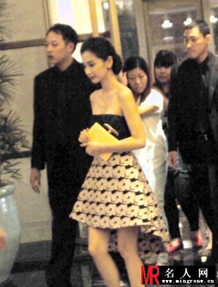 Angelababy抹胸裙现身 胸部扁平锁骨销魂(1)