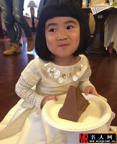 曹格女儿5岁生日似公主 嘟嘴微笑甜美可爱(1)
