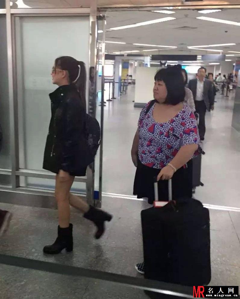 昆凌产后现身机场 扎马尾显清新(1)