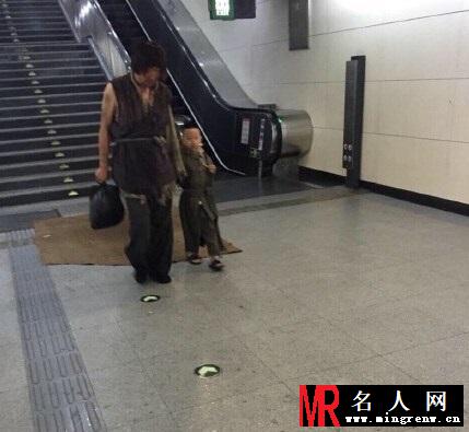 爸爸3穿越变清宫剧 胡军女儿反串轩轩穿龙袍(1)